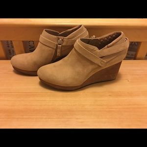 Dr. Scholl’s Women’s wedge booties
